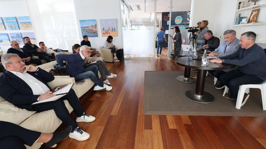 Roberto Algaba y Ramón Reus, a la derecha, durante la asamblea extraordinaria de ayer de Aevab en el Club Nàutic de Sant Antoni. | JUAN A. RIERA