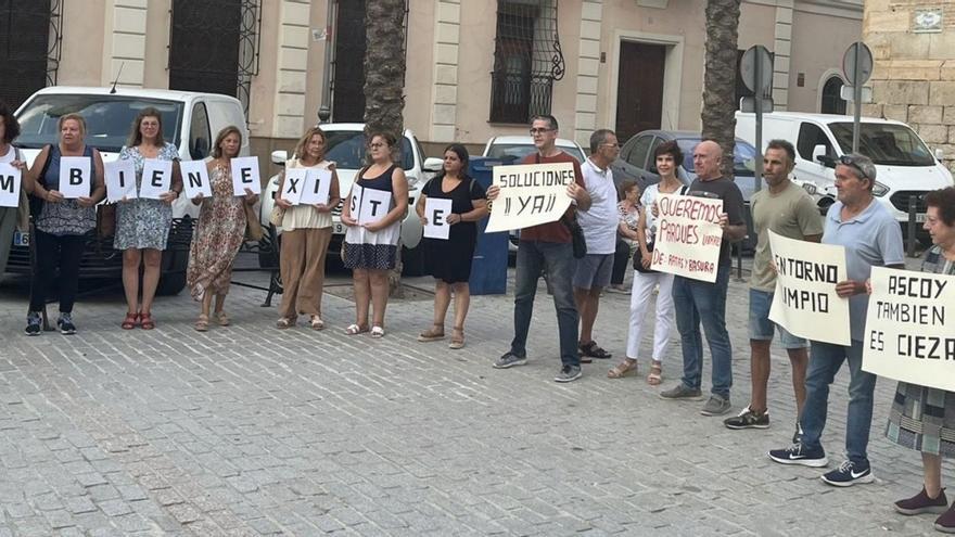 Concentración de vecinos de Ascoy en Cieza al sentirse &quot;abandonados&quot;