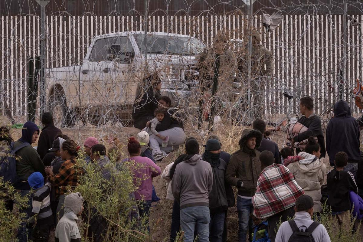 Migrantes acampan a lo largo de la orilla del río Grande mientras esperan entregarse a las autoridades de inmigración en El Paso, Texas, EE.UU