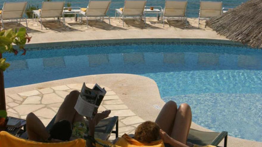 Una pareja de turistas se relaja en la terraza del hotel Montíboli de La Vila este verano.