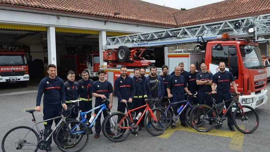 Los bomberos de Pontevedra antes de iniciar su peregrinaje reivindicativo a Santiago. // Gustavo Santos