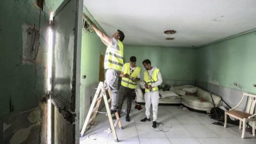 Obras en una casa del barrio del Cementerio, en el marco del proyecto con el que colabora Aguas.