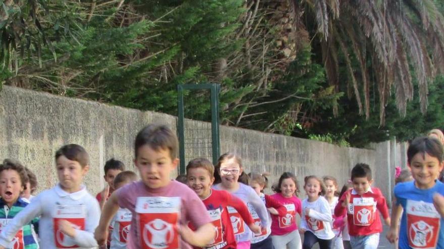 Los escolares llaniscos, corriendo.