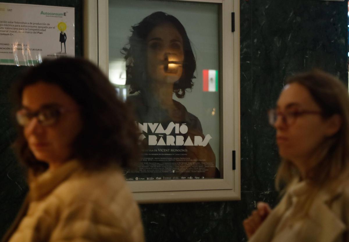 Cartel de 'La invasió dels bàrbars' en los cines Lys de València.