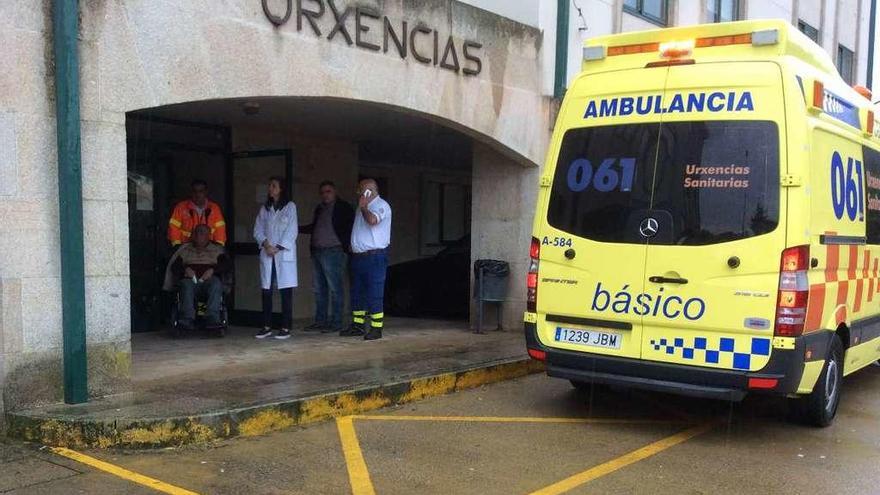 La víctima, en una silla de ruedas en el exterior del centro de salud, fue trasladada a Montecelo. // S.Álvarez