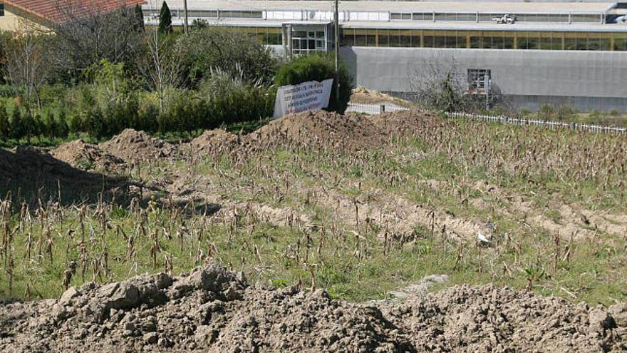 Terrenos donde se ubicará la residencia y casa expropiada. Al fondo, facultades de Elviña. / eduardo vicente