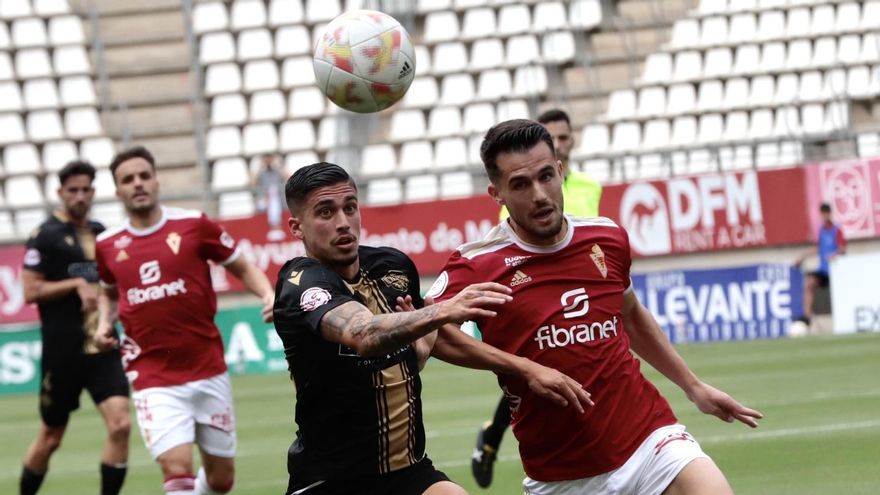 Cirsto Romero, con el Intercity, durante un partido ante el Real Murcia.