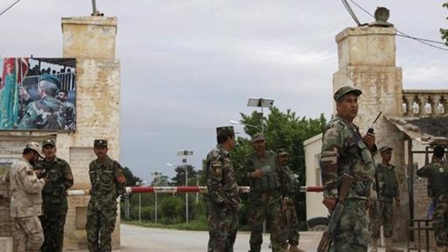 Tropas afganas en la zona cercana al ataque.