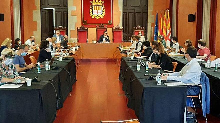 Regidors amb mascaretes i a dos metres de distància entre ells