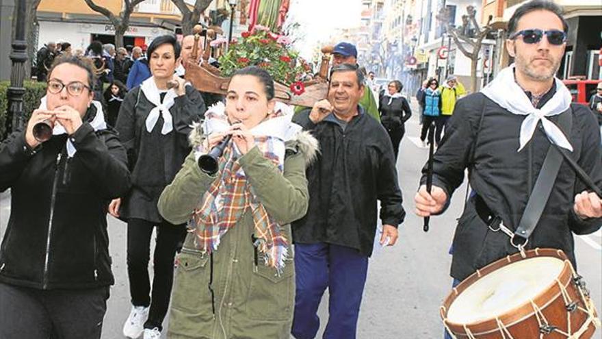 Benicàssim honra a Santa Àgueda con la popular romería al Desert