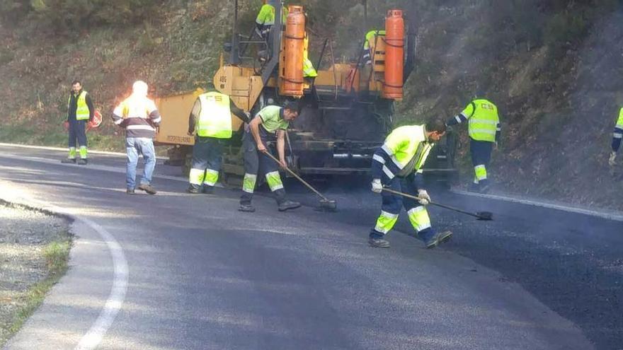 Un grupo de operarios, trabajando ayer en la vía, en La Garganta.