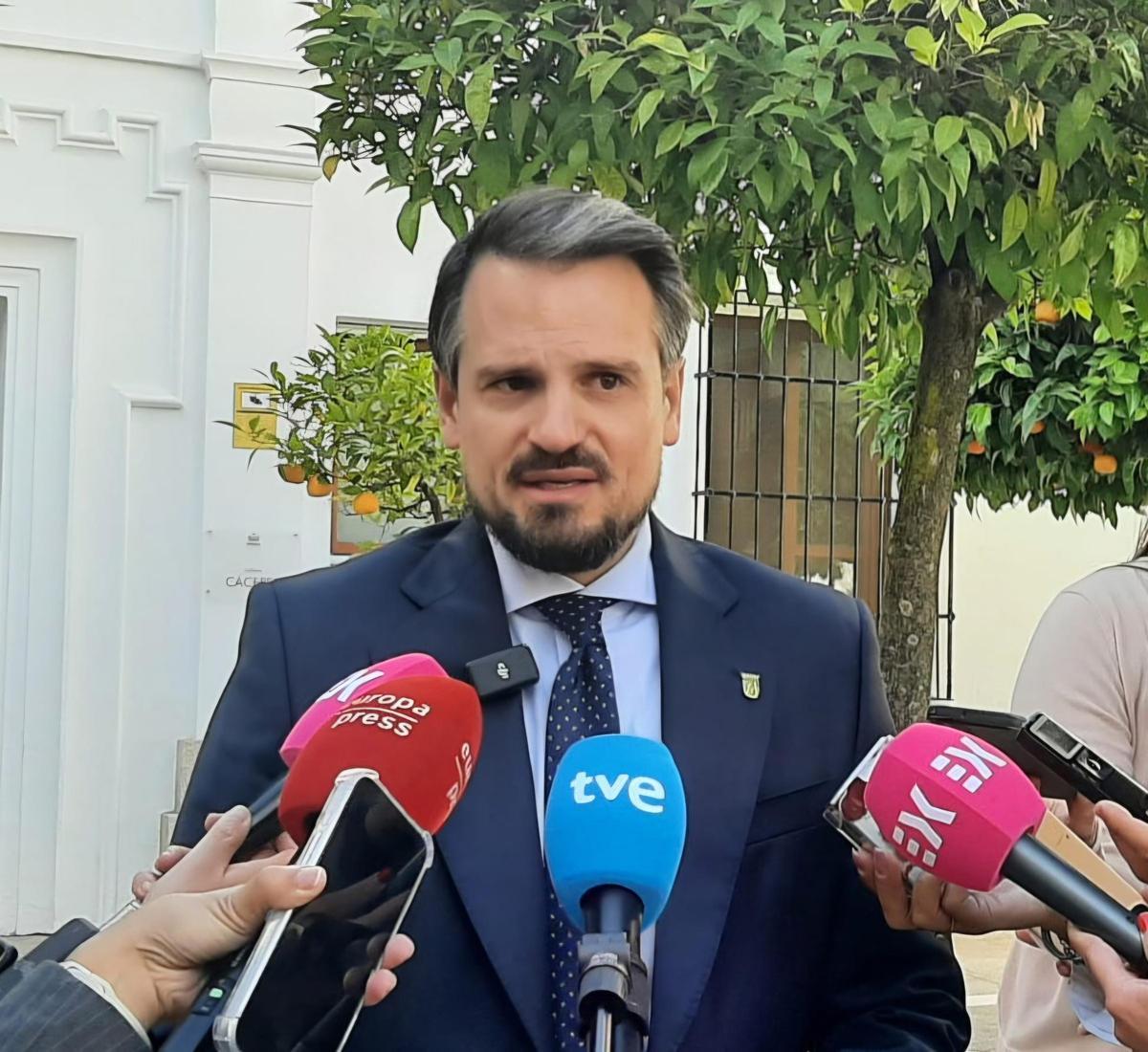 El vicepresidente y consejero de Presidencia, Coordinación de la Acción de Gobierno, Interior y Emergencias, Abel Bautista, en declaraciones a los medios en Mérida