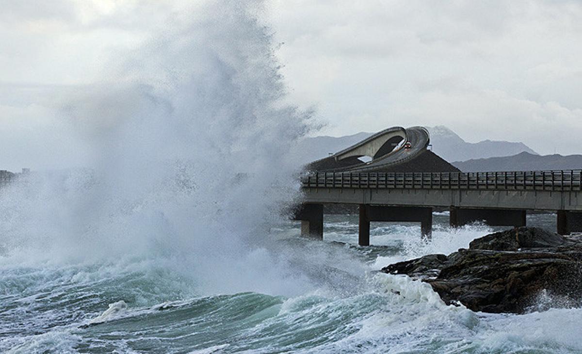 Una gran onada impacta contra l’Atlantic Road d’Averoy, a Noruega, l’endemà de la tempesta ’Berit’.