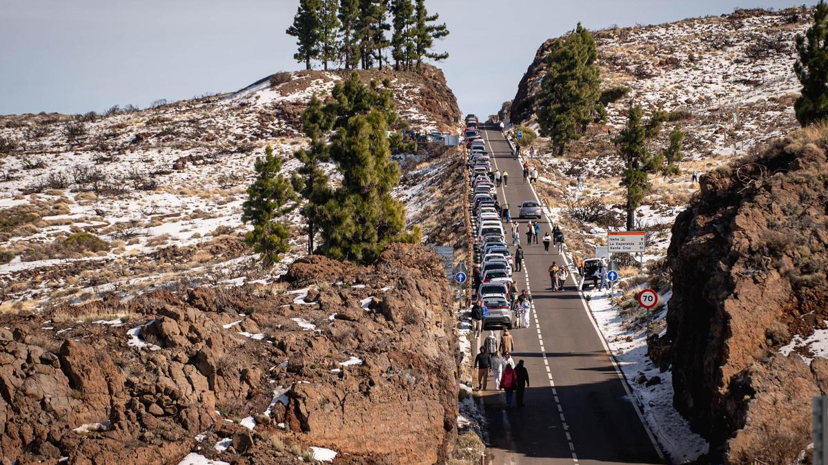 Vehículos aparcados este martes en el Parque Nacional del Teide tras la reapertura de las carreteras de acceso