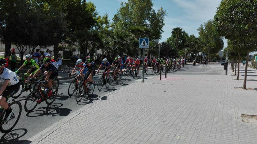 El pelotón por las calles de Petrer.