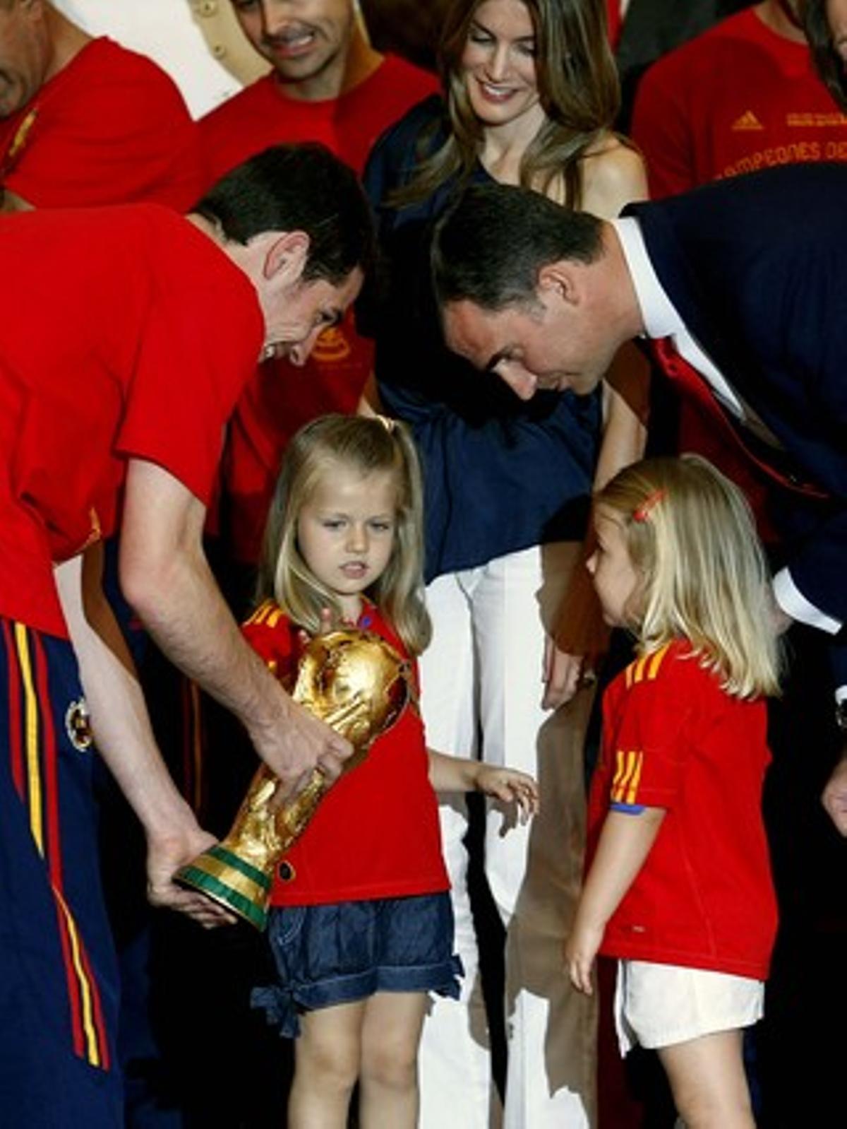 Iker casillas muestra la copa a las infantas Leonor y Sofía.