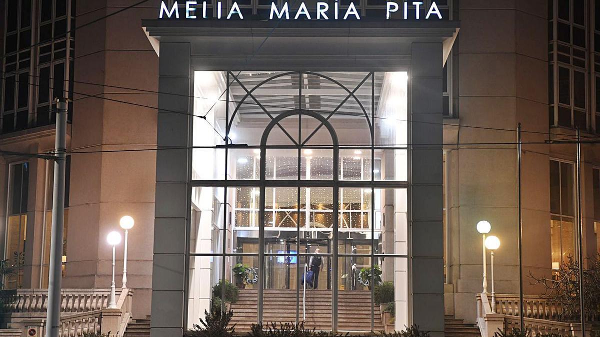 Un hombre entra, ayer, en el hotel Meliá María Pita. |   // CARLOS PARDELLAS