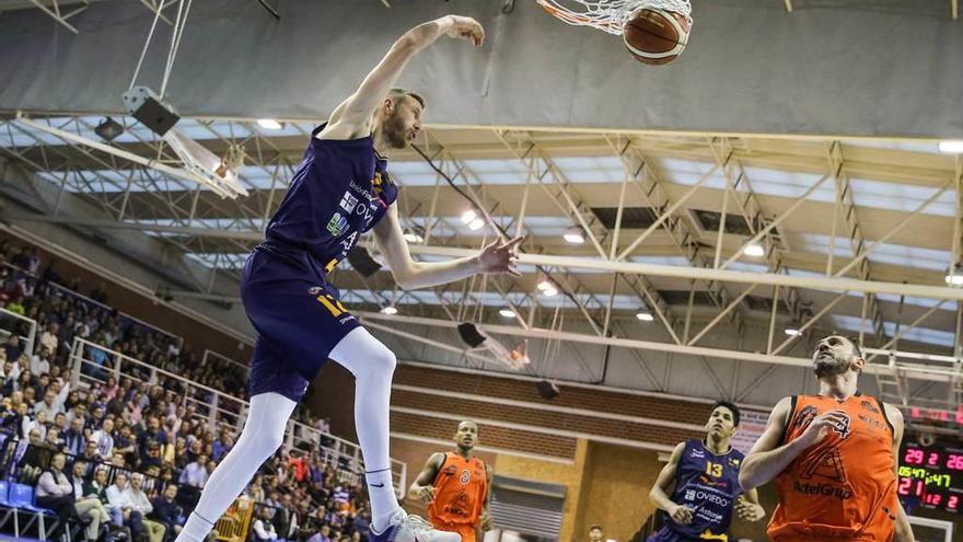 Drew Windler encesta durante el partido del Unión Financiera ante el Lleida, en Pumarín.