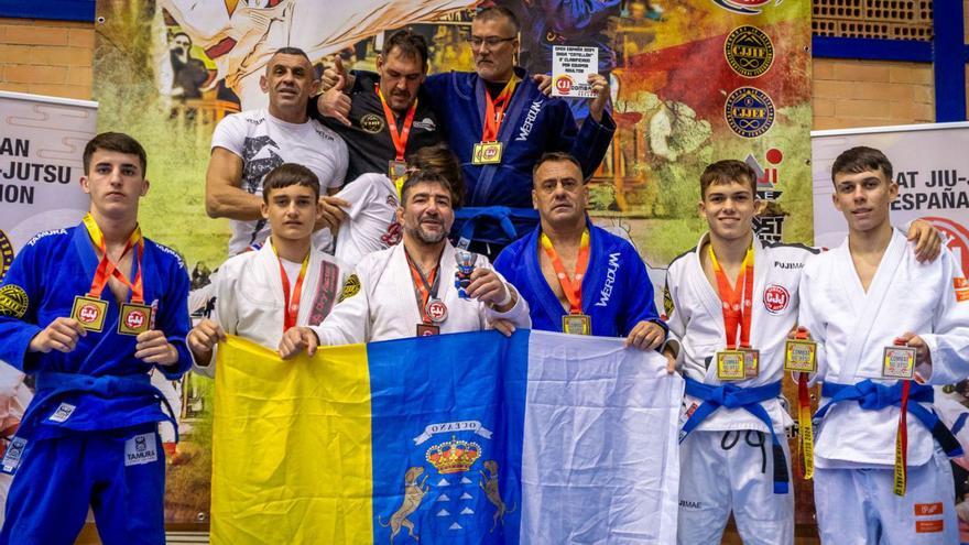 Los competidores del Werdum Maspalomas posan con sus medallas, en el municipio castellonense de Onda.