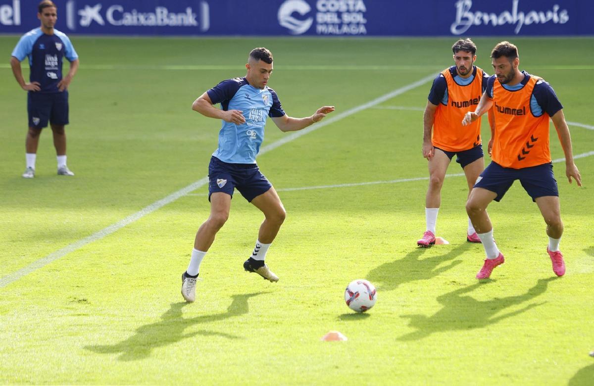 Yanis Rahmani, en un entrenamiento con el Málaga CF.