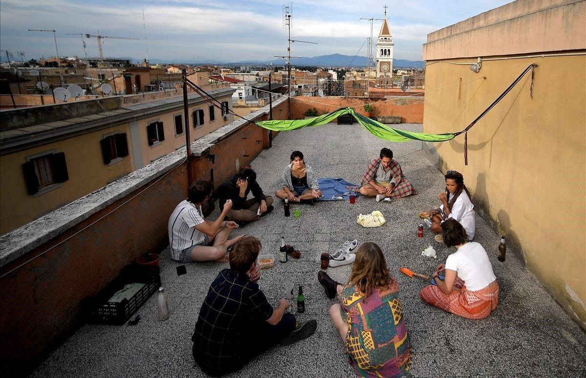 Estudiantes universitarios comparte un aperitivo en la terraza de sus apartamentos en el distrito de la Universidad de San Lorenzo.