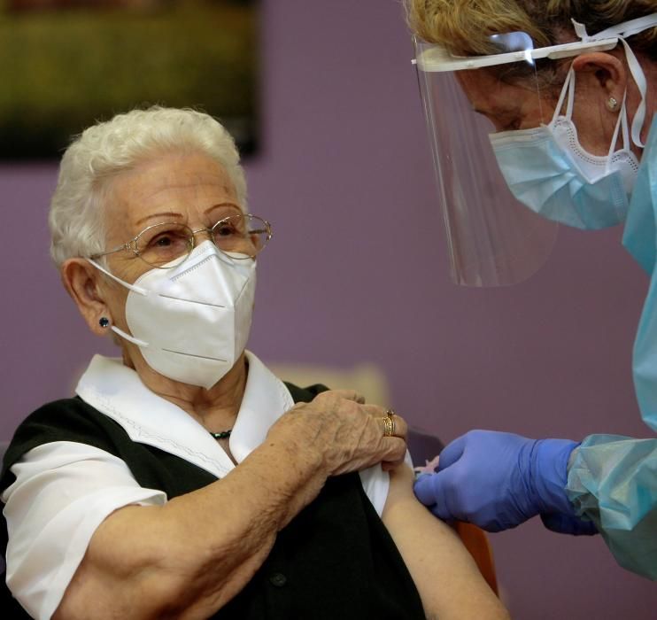 Araceli, de 96 años, primera persona en vacunarse contra el coronavirus en España