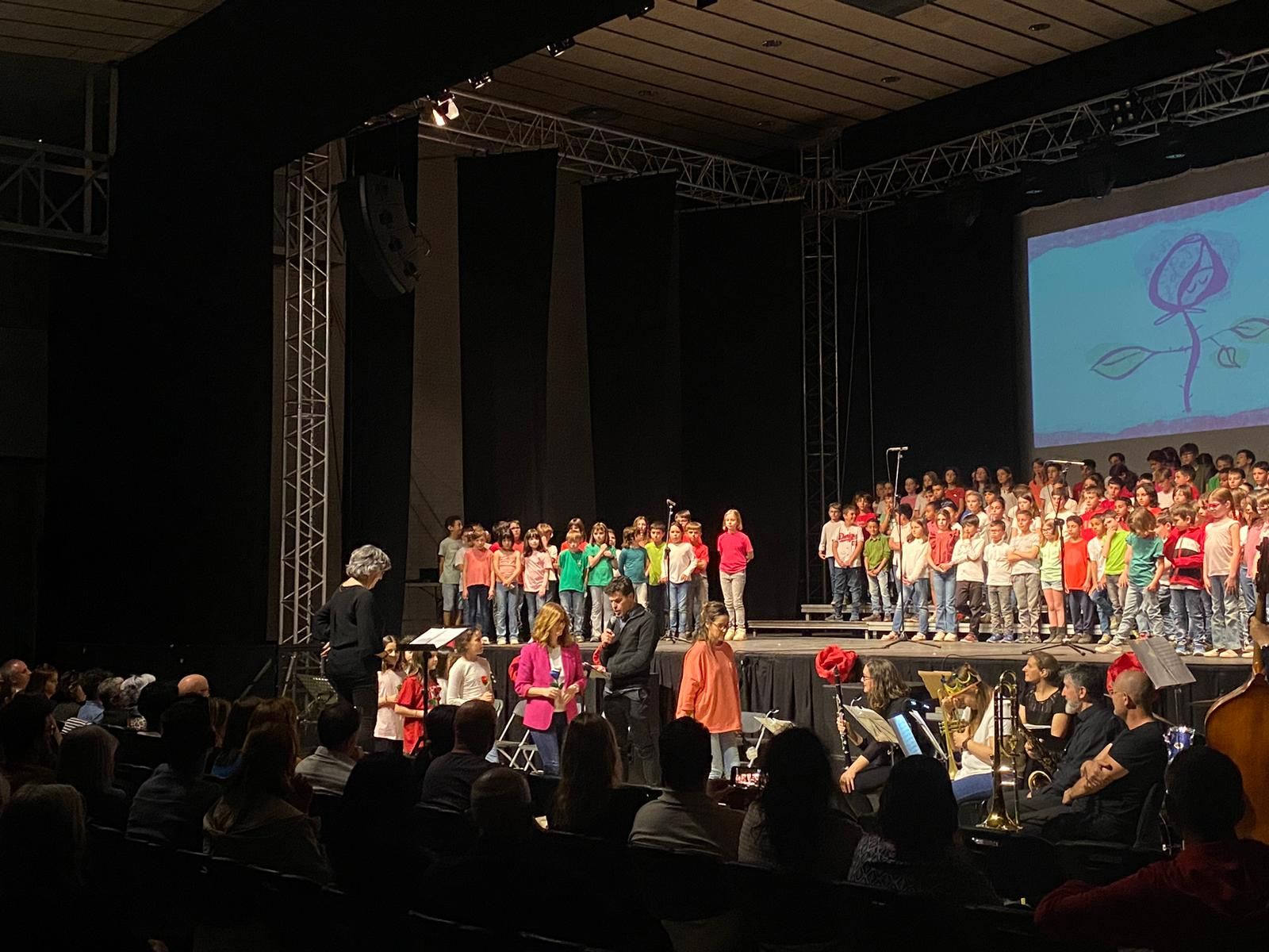 Prop de 200 infants de la comarca canten a la unió i l'entesa a Solsona