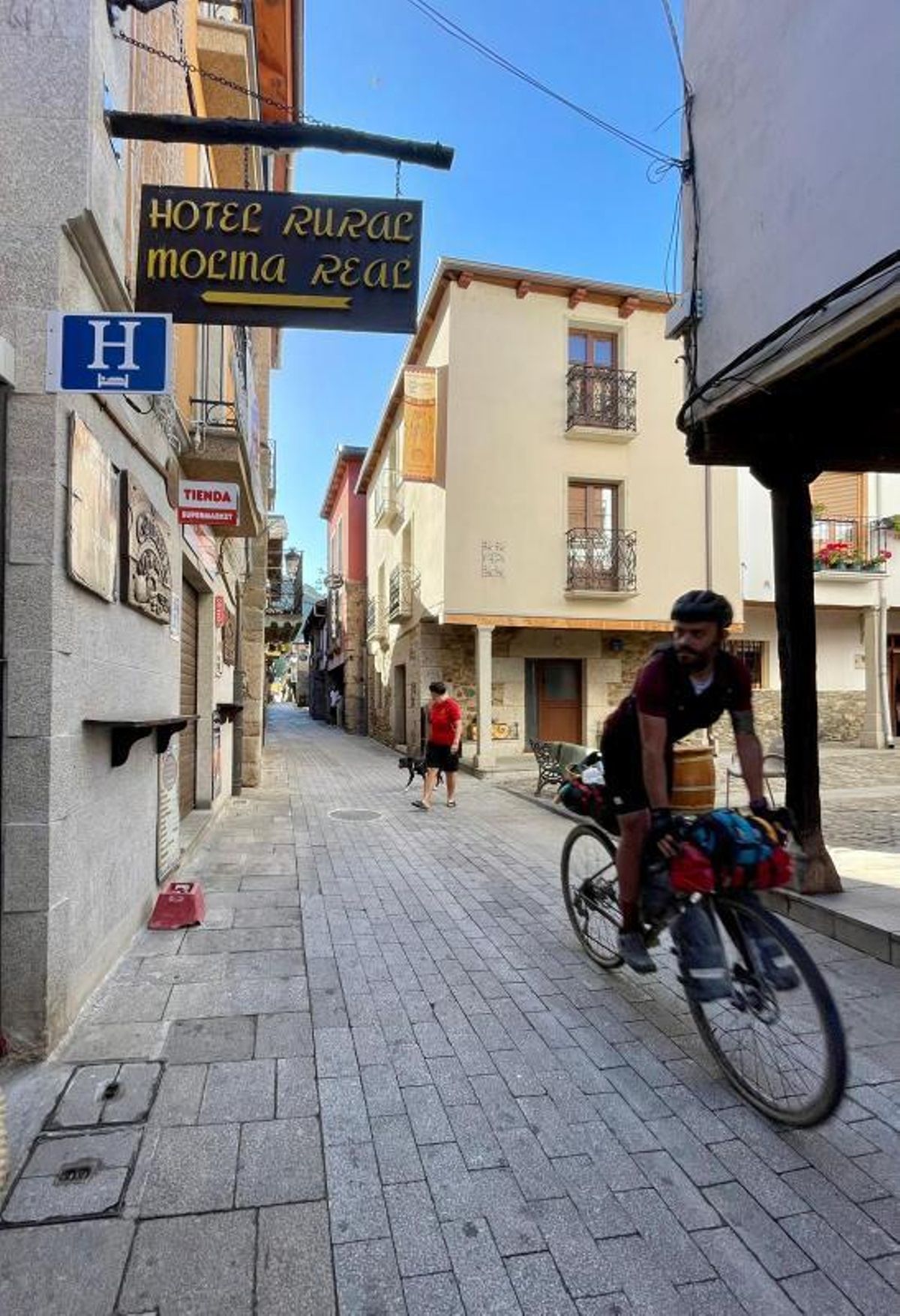 Calle peatonal de Molinaseca, con albergues y hostales para peregrinos del Camino de Santiago. | C. M. B.