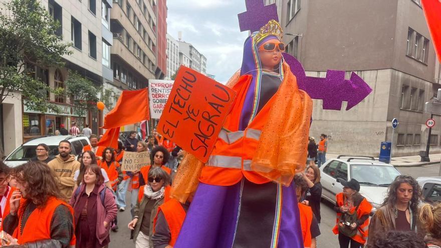 La Santina Queer denunciada por Abogados Cristianos vuelve a las calles en la manifestación de la Vivienda en Gijón: "El techu te sagráu"