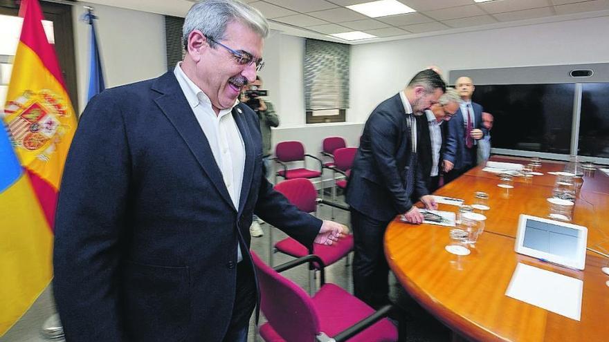 Román Rodríguez, ayer, en Presidencia en Las Palmas de Gran Canaria con los representantes de Cecapyme.