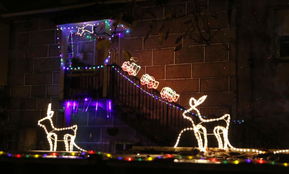 Las fachadas y los balcones más navideños de Vigo. // A. Villar - J.Lores - M. Clavero