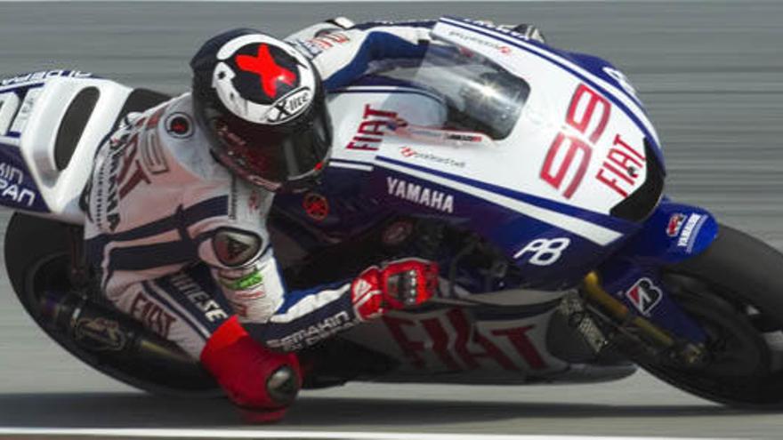 Jorge Lorenzo logra la ´pole´ y ya acaricia el Mundial