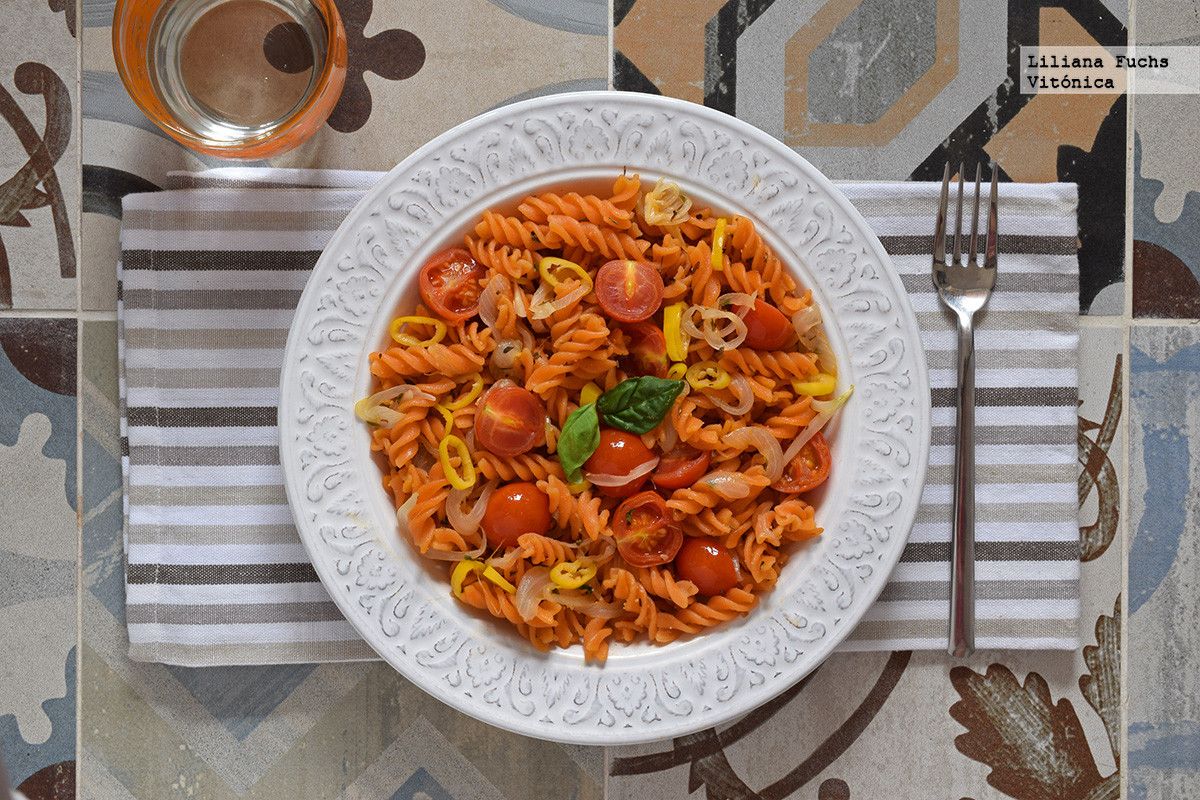 Pasta de lentejas rojas con salteado de tomates cherry