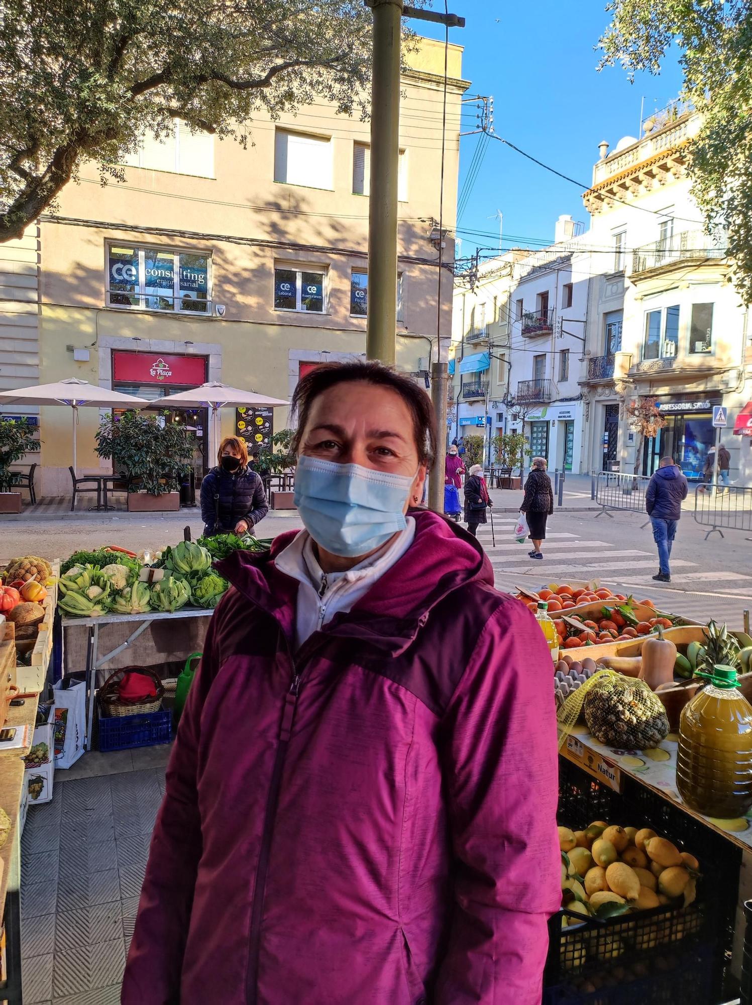 Sole Pou, de 52 anys, és de Figueres i té parada al mercat: «Abans dèiem que a mercat només hi venien àvies, però ara no, ara això està canviant»