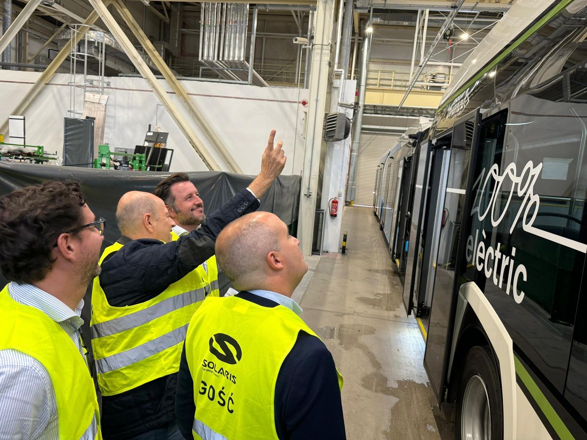 El responsable de la empresa fabricante de los autobuses eléctricos explica las características de los nuevos vehículos al alcalde de Elche