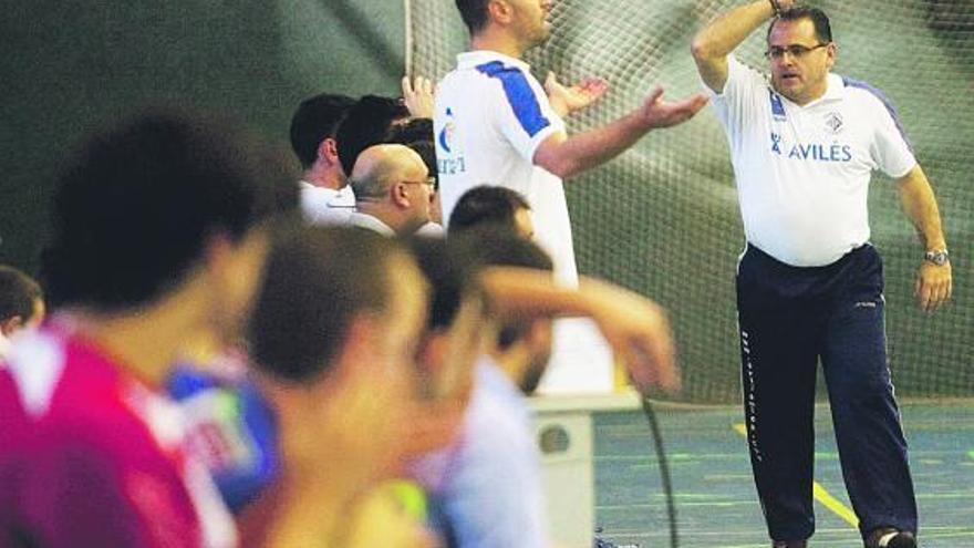 Juan Muñiz (a la derecha) protesta una decisión arbitral en el debut ante el Zamora.