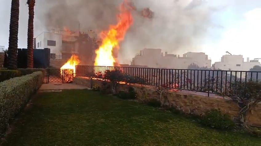 Las llamas del incendio en Orihuela Costa