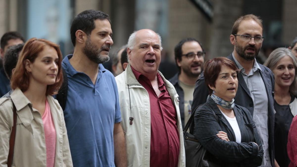 Lluís Rabell, con otros miembros de Catalunya Sí que es Pot, y Joan Herrera, primer secretario de Iniciativa per Catalunya Verds.