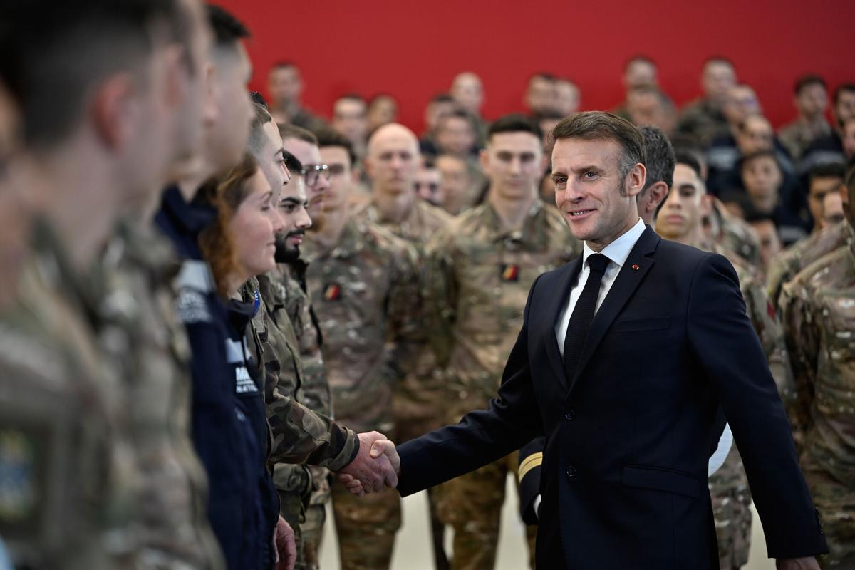 Macron saluda a los soldados durante su visita, este jueves, a la base militar de Istres, en el sur de Francia.