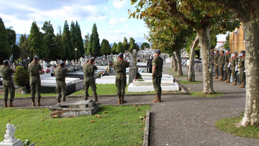 Personal del Ejército visita los cementerios de Oviedo y Gijón para rendir homenaje a los soldados fallecidos