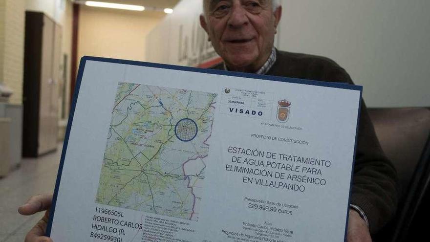 Félix González Ares muestra el proyecto para construir una estación depuradora en Villalpando.