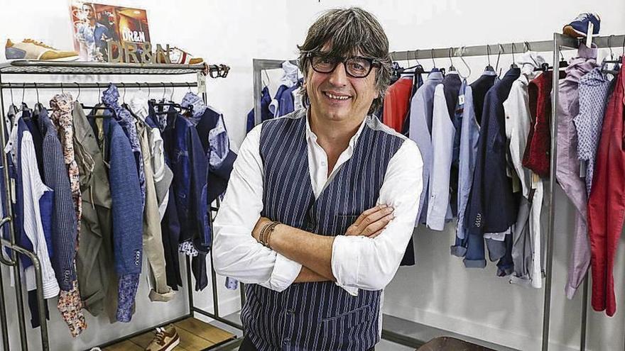 Roberto do Rego, en el centro de diseño de la firma de moda masculina viguesa en Bouzas. // R. Grobas