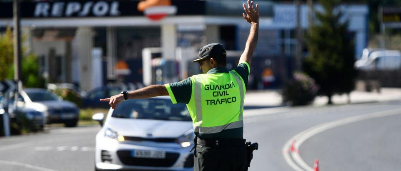 Control de la GuardiaCivil de tráficoen Pontevedra.