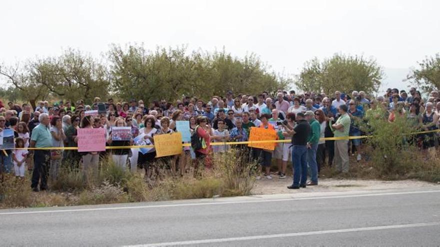 Vecinos de las pedanías de Moratalla protestaron ayer en el cruce que conecta Tazona con Benizar.