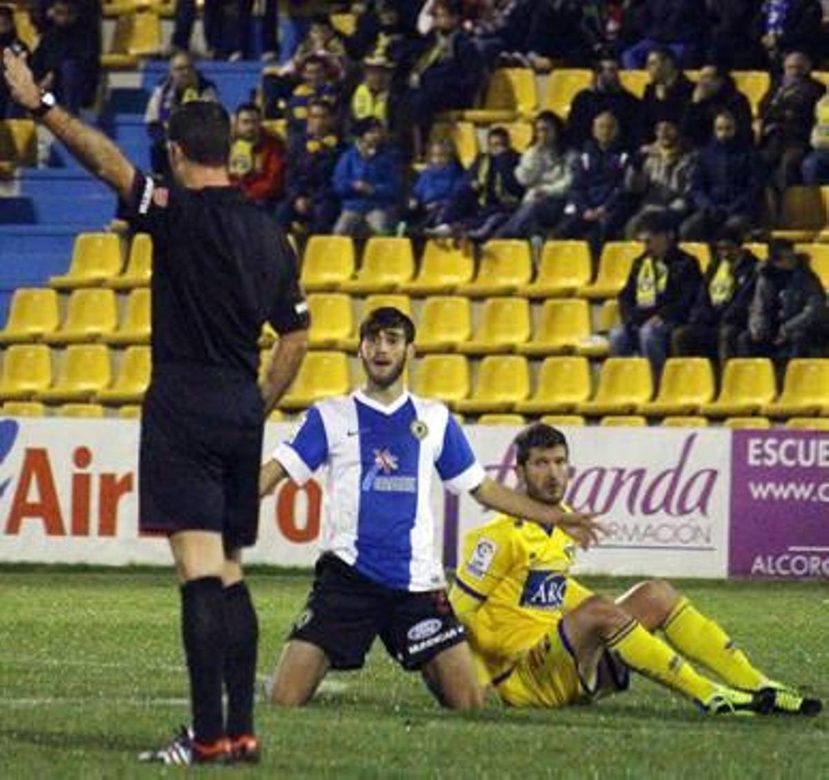 El debutante Carbonell protesta al colegiado tras una falta al delantero Quini.