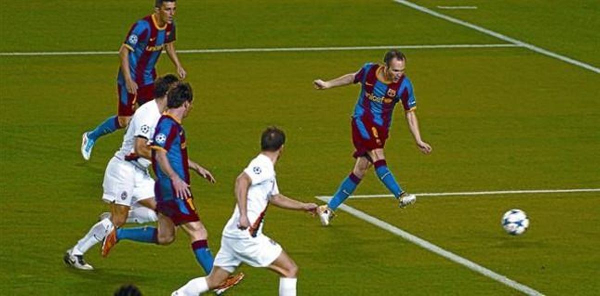 Iniesta va obrir la golejada blaugrana amb aquest remat als dos minuts, davant la mirada de Villa i Messi. Iniesta va obrir la golejada blaugrana amb aquest remat als dos minuts, davant la mirada de Villa i Messi.