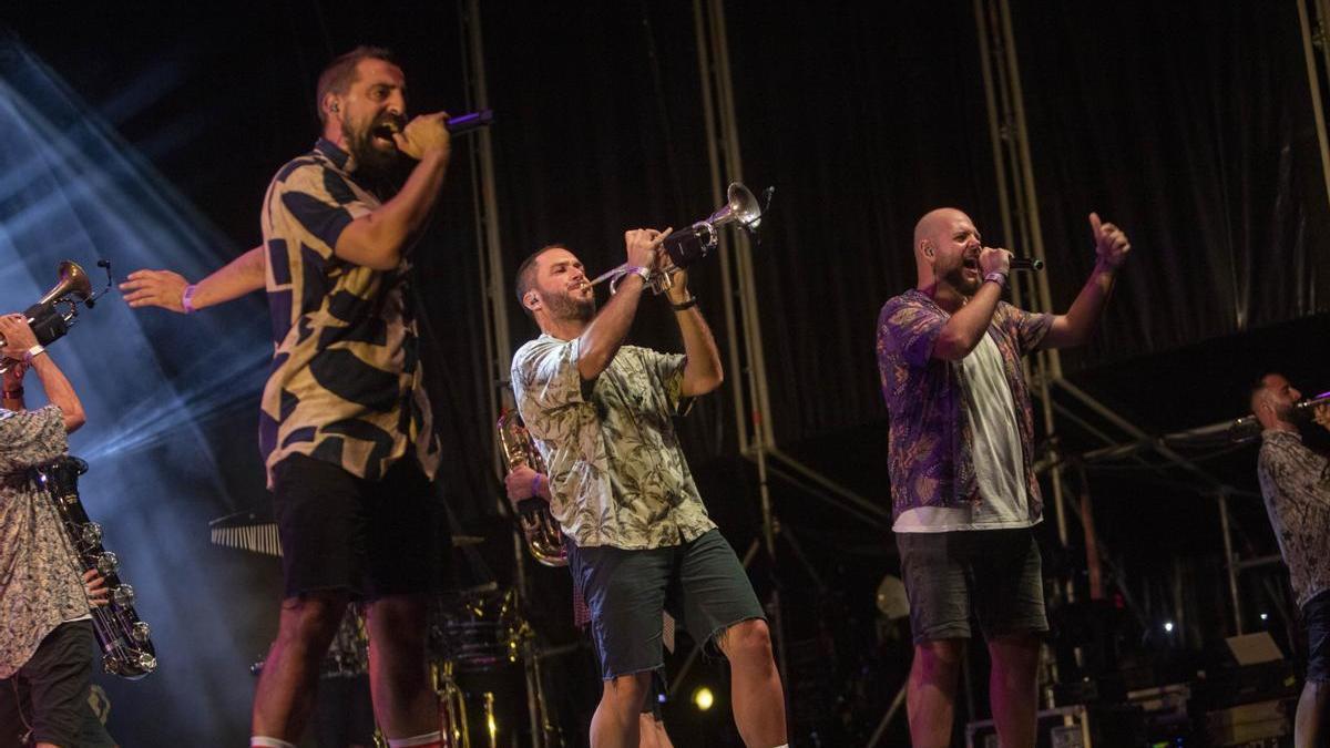 Tres integrantes de La Fúmiga, durante un concierto en Xàtiva.