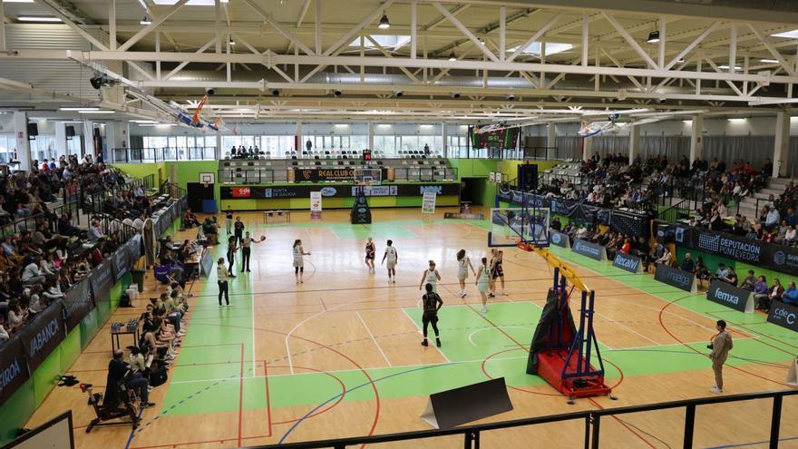 El pabellón de Navia, durante un partido del Celta Zorka Recalvi. // ALBA VILLAR