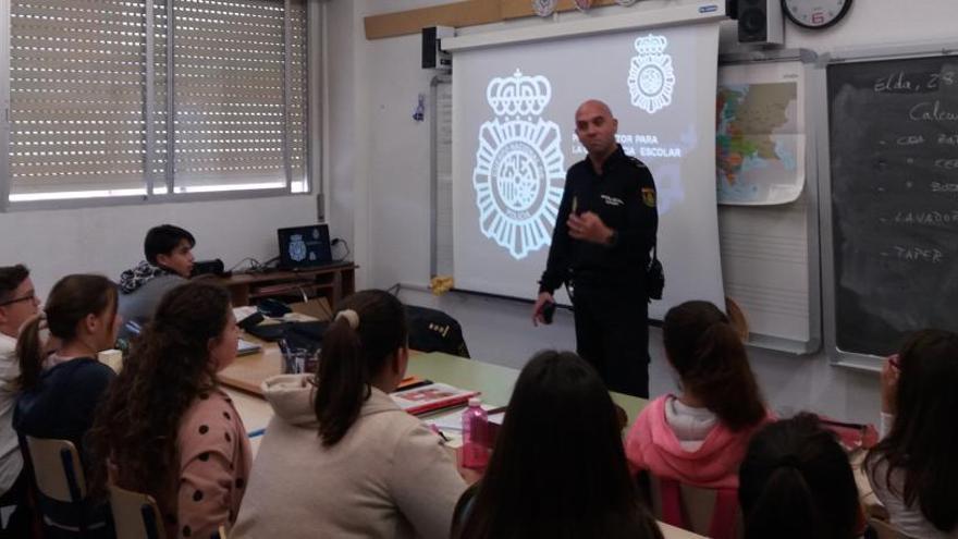 El delegado de Participación Ciudadana de la Comisaría, José Carlos Ferrándiz, impartiendo una charla a los alumnos del Miguel Hernández