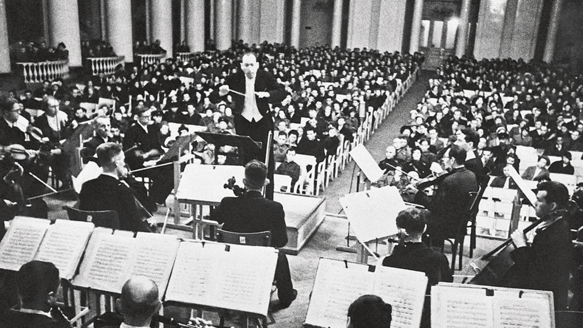Estreno en Leningrado de la ‘Sinfonía n.º 7’ de Dmitri Shostakovich, el 9 de agosto de 1942.